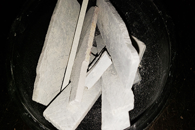 These thinly cut slate tiles are the perfect thickness to crunch on. Earthy Goodies edible slate tiles have a pleasantly mild earthiness to them.