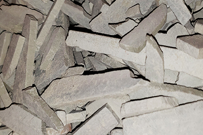 These thinly cut slate tiles are the perfect thickness to crunch on. Earthy Goodies edible slate tiles have a pleasantly mild earthiness to them.