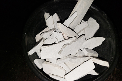 These thinly cut slate tiles are the perfect thickness to crunch on. Earthy Goodies edible slate tiles have a pleasantly mild earthiness to them.